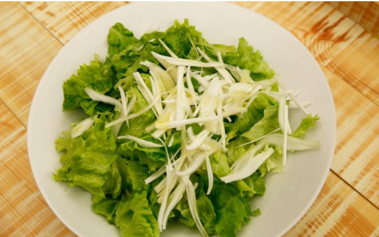 ENSALADA DE LECHUGA CON CEBOLLA ACOMPAÑADO DE SALMÓN A LA PLANCHA Y TAJADA DE MELÓN